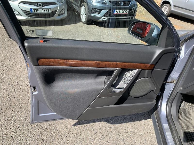 Opel Vectra 2,2 DTI - fotka 10 z 16