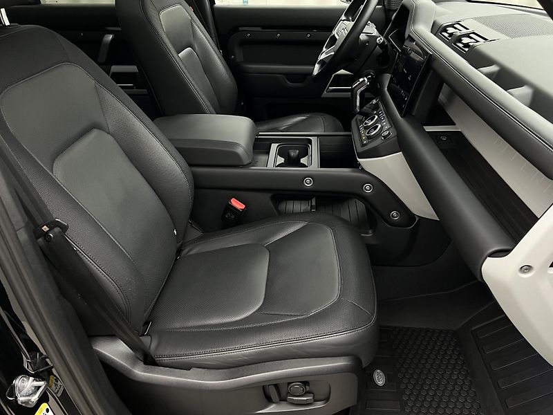 Land Rover Defender 110 D250 X-DYNAMIC HSE 1. maj - fotka 20 z 57