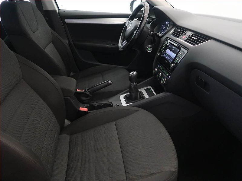 Škoda Octavia (2013) Elegance 1.6 TDI, Navi - fotka 9 z 15