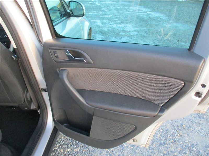 Škoda Yeti 1,2 TSI, serviska, aut. klima, - fotka 12 z 37