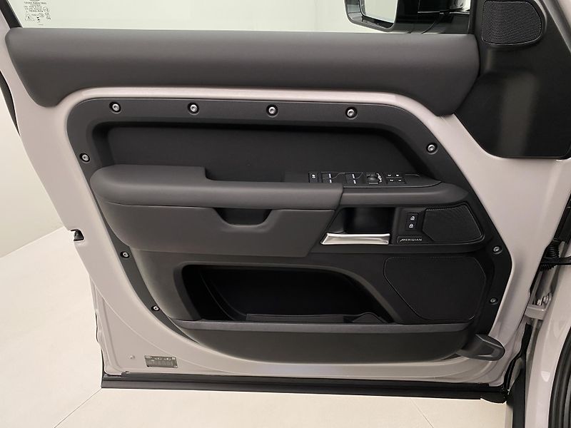 Land Rover Defender 110 D350 X-Dynamic HSE - fotka 7 z 59