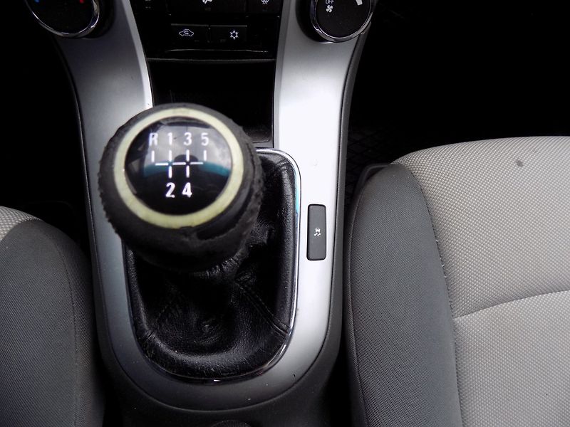 Chevrolet Cruze (2011) 1.8i/16V/Klimatizace/ČR/ - fotka 29 z 31