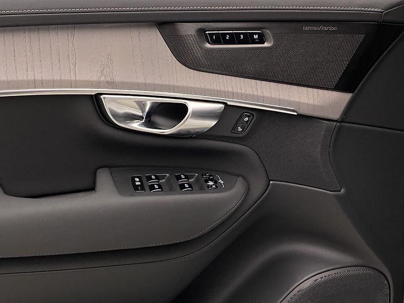 Volvo XC90 T8 AWD RECHARGE DARK REZERVACE - fotka 29 z 67