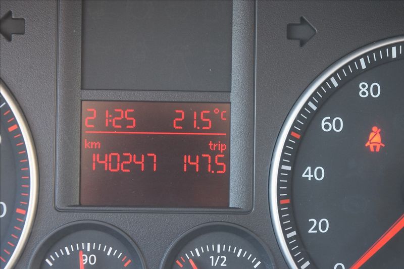 Volkswagen Golf 1,4 MPi 59KW NOVÁ STK ALU - fotka 26 z 35
