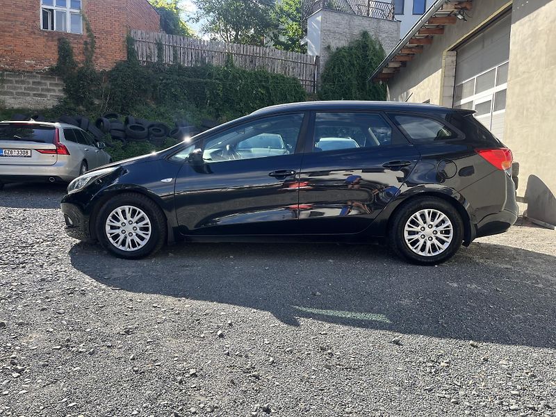 Kia Ceed (2013) 1,4 CRDi 66 Kw TAŽNÉ !! - fotka 8 z 18
