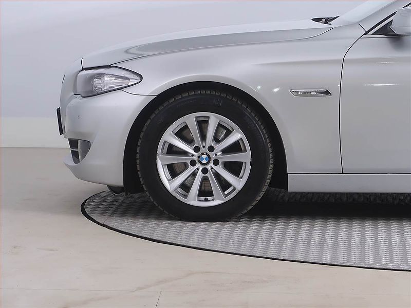 BMW Řada 5 (2011) 530d, Automat, Navi, Tempomat - fotka 15 z 22
