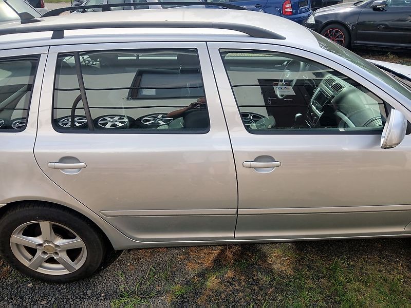 Škoda Octavia 1.9 TDI PD DPF Ambiente Combi - fotka 6 z 21