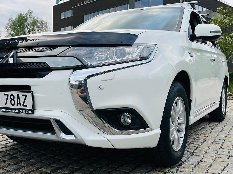Mitsubishi Outlander 2.4i+HYBRID 4x4 SERVISKA TAŽNÉ - fotka 24 z 53