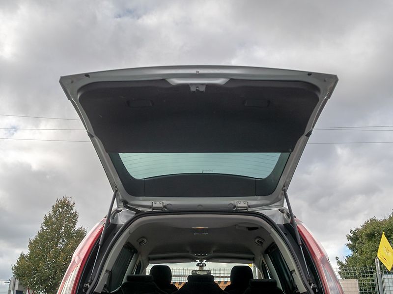 Citroën Grand C4 Picasso (2008) ČR 1.6HDI 80KW – 7SEDADEL - fotka 33 z 41
