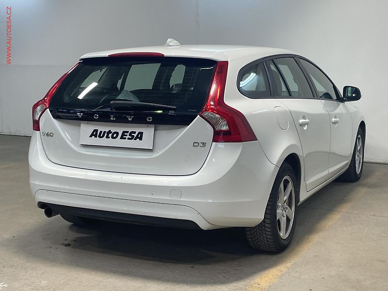 Volvo V60 (2016) 2.0D, ČR, AC, tempo, park - fotka 4 z 14
