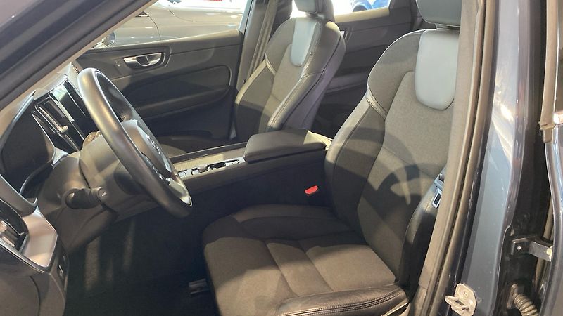 Volvo XC60 MOMENTUM PRO, B4 AWD, 145+10 k - fotka 8 z 26