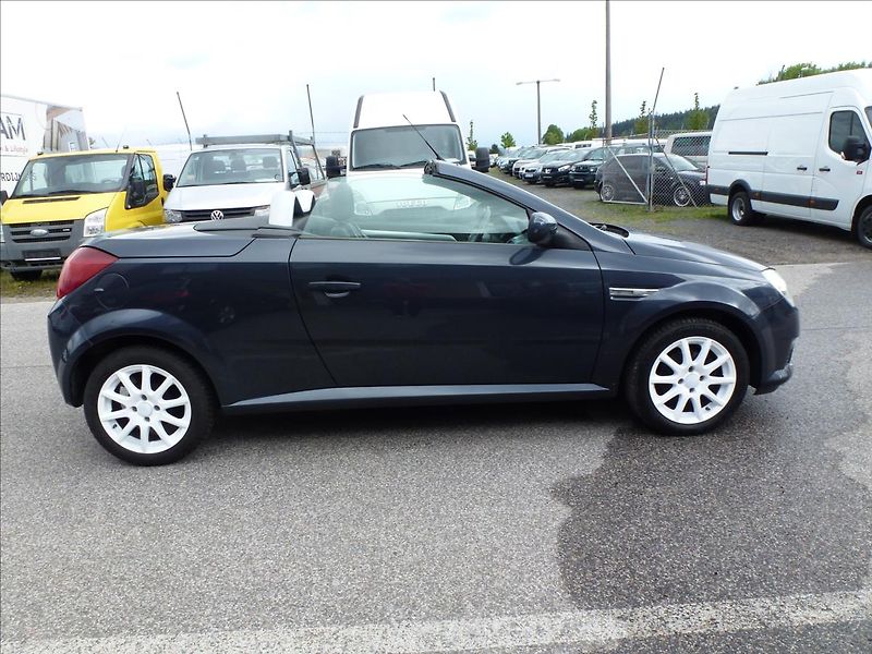 Opel Tigra 1,4 16V Roadster Cabrio - fotka 7 z 48