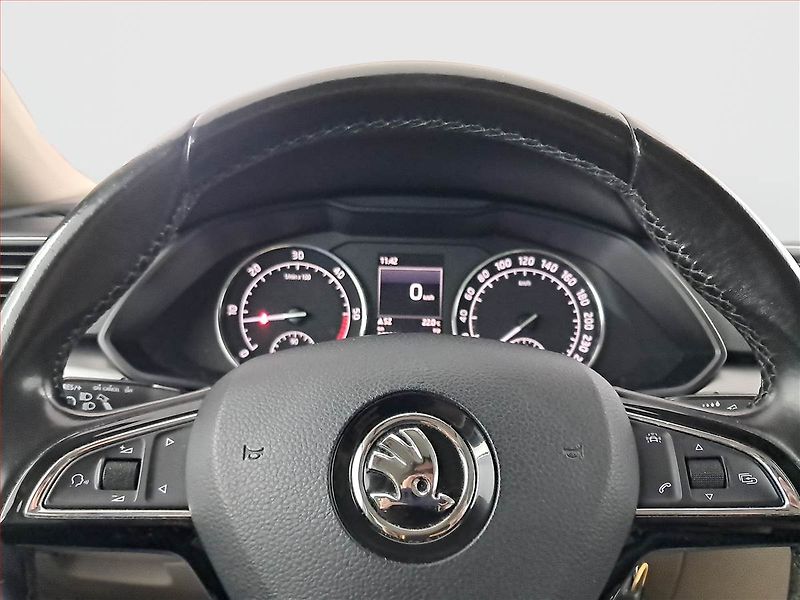 Škoda Superb (2016) 2.0 TDI, Navi, Bi-Xenony - fotka 17 z 17