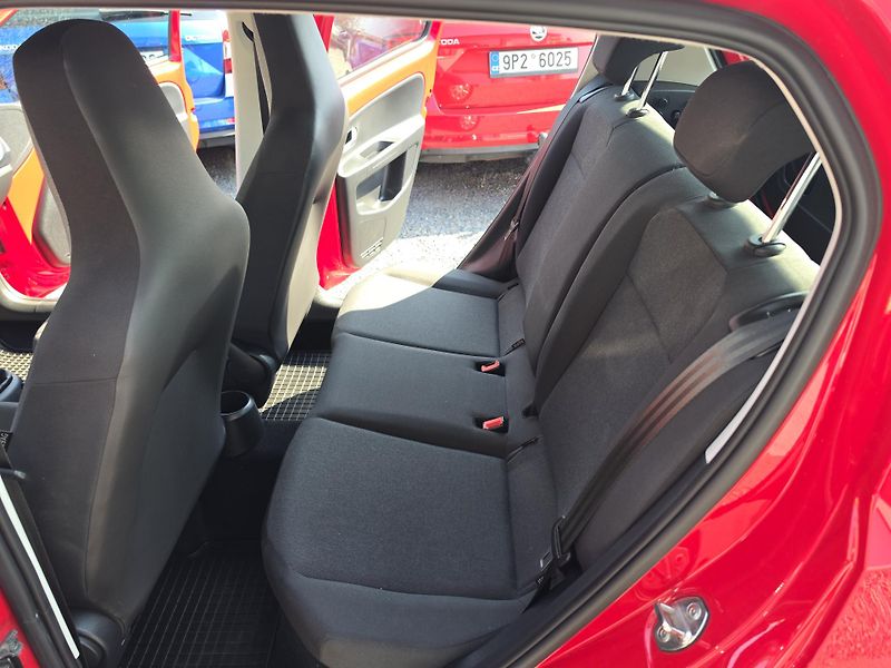 Volkswagen up! 1.0 MPI Parkovací senzory  - fotka 8 z 17