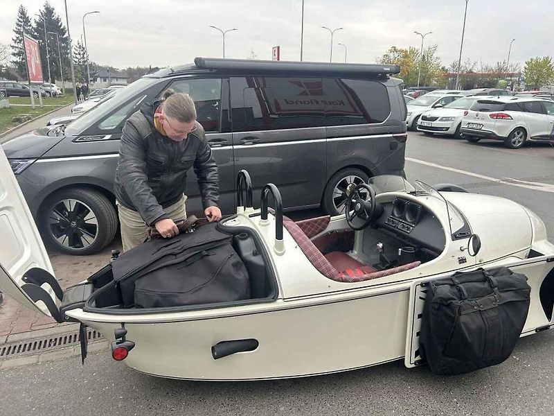 V neděli odpoledne poutal zájem kolemjdoucích před nákupním centrem nevídaný a luxusní sporťák.