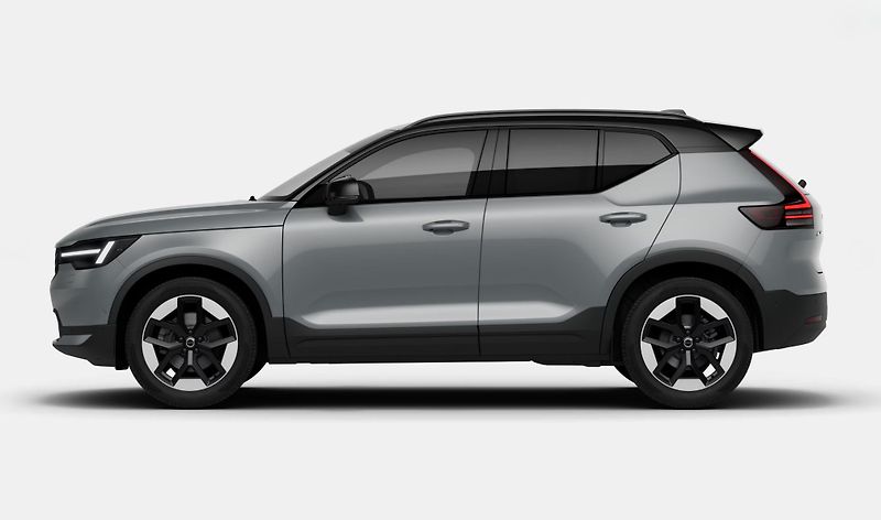 Volvo XC40 (2026) B4 ULTRA DARK AUT - fotka 2 z 13