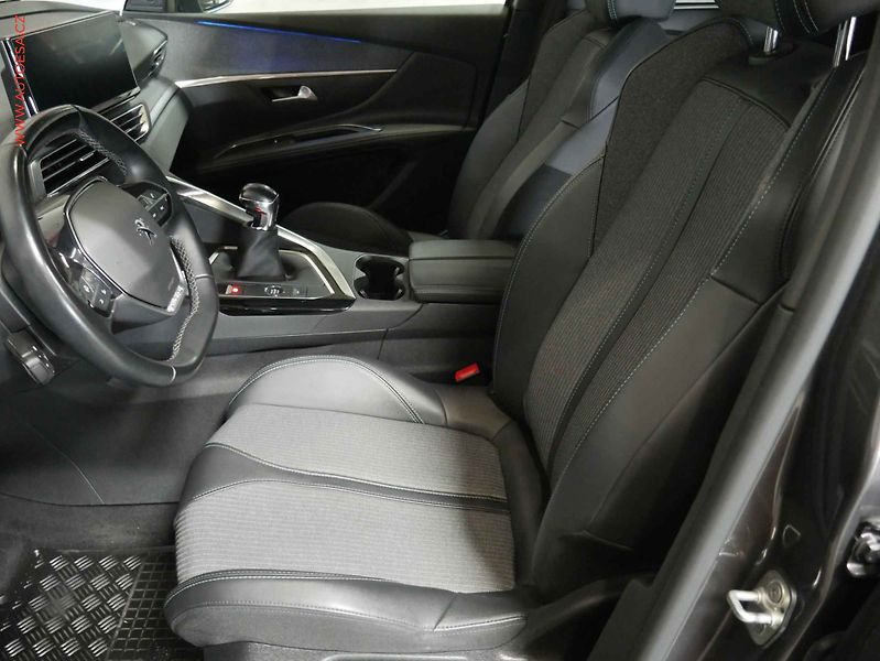 Peugeot 5008 (2022) 1.2 PT, 1.maj,ČR, Allure - fotka 10 z 23