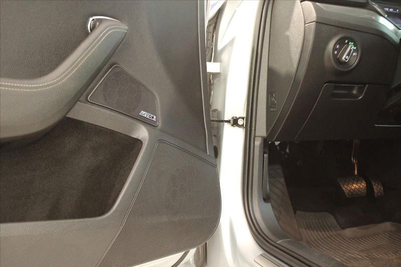 Škoda Superb TDi 140kW DSG 4x4 Style ACC/Ne - fotka 11 z 31