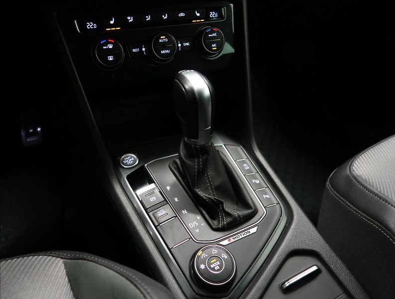 Volkswagen Tiguan 2,0 TDI DSG 4MOTION R-LINE - fotka 32 z 55