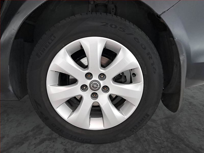Opel Astra (2013) 1.6 16V, Tempomat - fotka 15 z 17