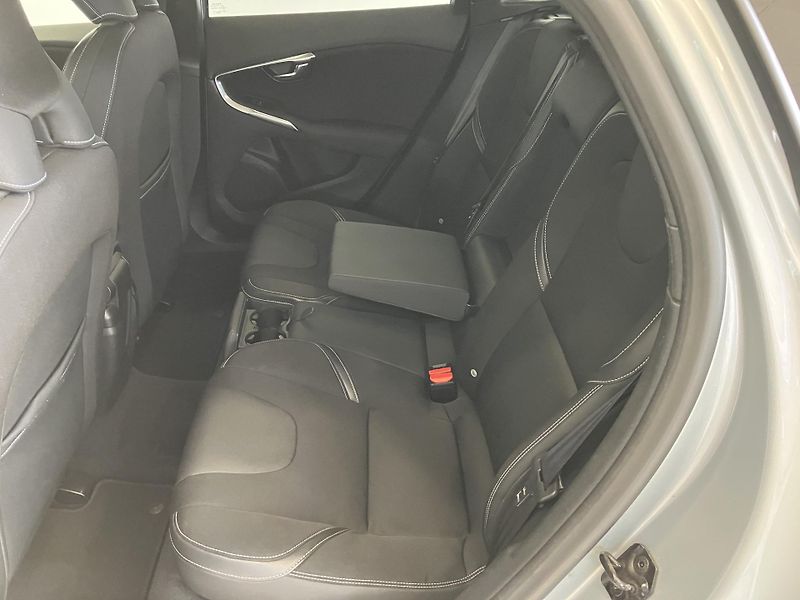 Volvo V40 T3 FWD Momentum MT6 - fotka 11 z 40