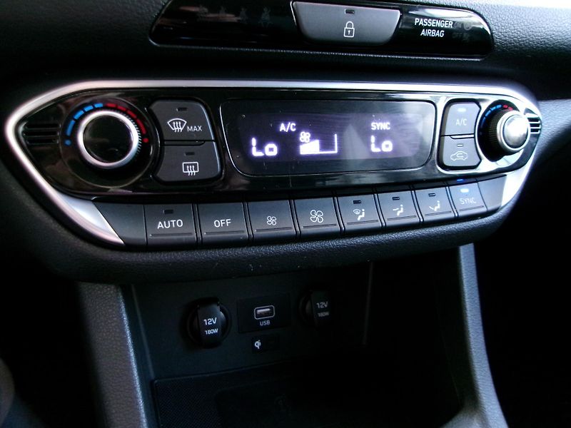 Hyundai i30 (2023) 1.0T-GDi 88kW SMART NAVI - fotka 18 z 20