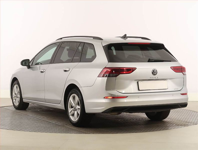 Volkswagen Golf (2024) Life 1.5 eTSI, digi klima - fotka 4 z 23