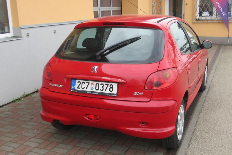 Peugeot 206 1.4i POJÍZDNÉ - NA OPRAVU - fotka 8 z 15