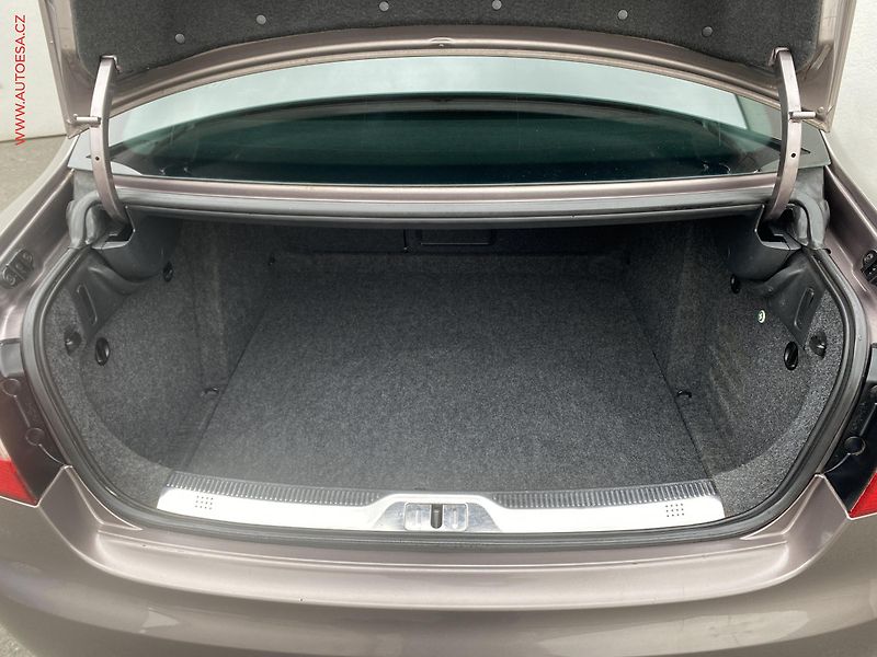 Škoda Superb (2012) 2.0 TDi, Ambition - fotka 7 z 17