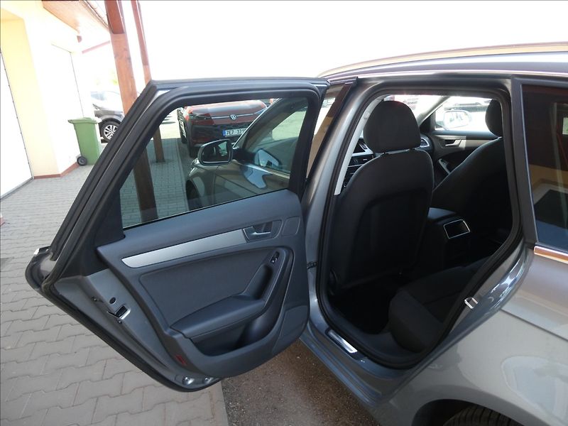 Audi A4 2,0 TDi 125kW serviska,NAVI - fotka 20 z 40