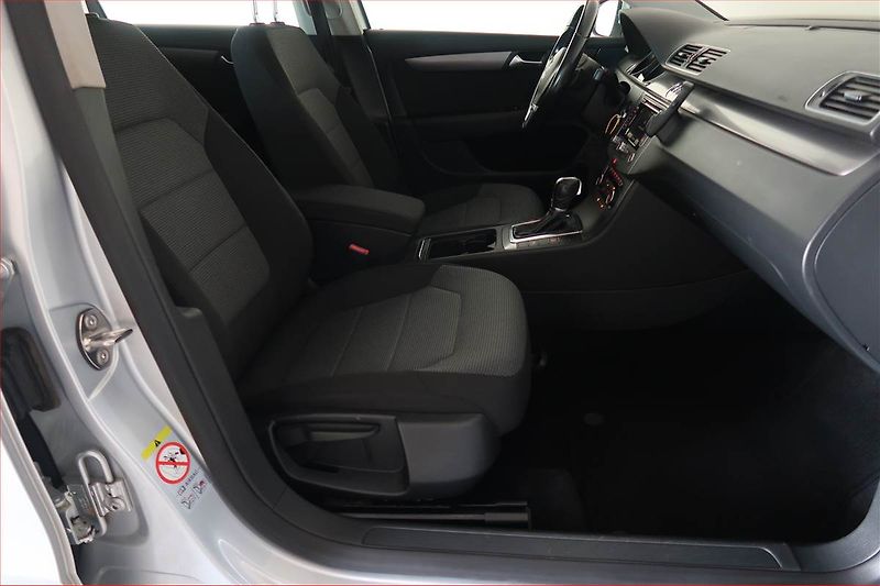Volkswagen Passat (2011) 2.0 TDI, Automat, nová STK - fotka 9 z 20