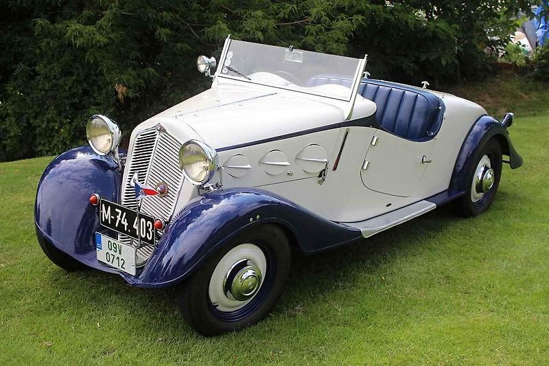 Výstava Automobilové klenoty se konala na golfovém hřišti v Praze Hostivaři