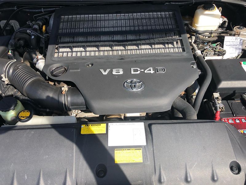 Toyota Land Cruiser 200 D-4D A/T 7 míst - fotka 30 z 30