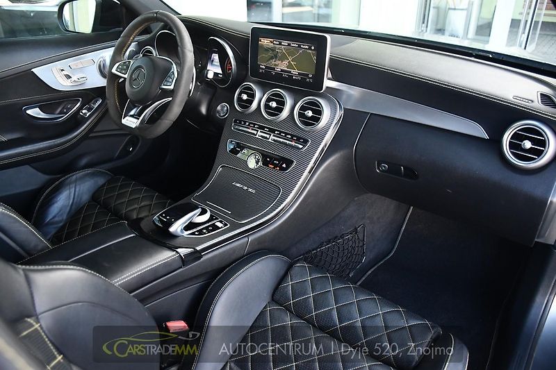 Mercedes-Benz Třídy C C63 AMG - fotka 13 z 47
