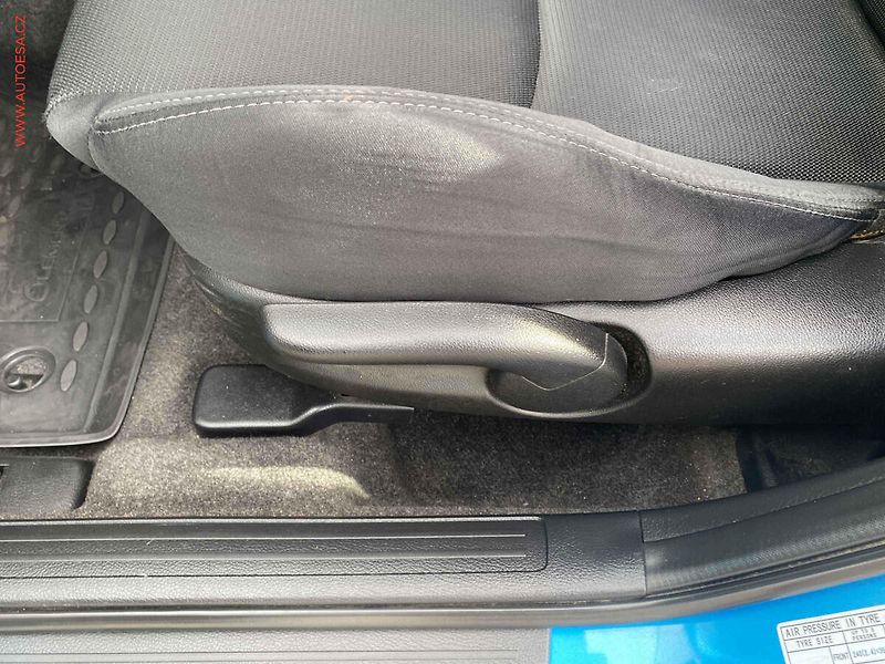 Mazda 3 (2009) 2.2 MZR-CD, ČR, AC, xenon - fotka 14 z 17