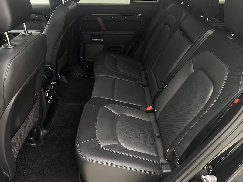 Land Rover Defender 110 D300 HSE AUT CZ - fotka 7 z 51