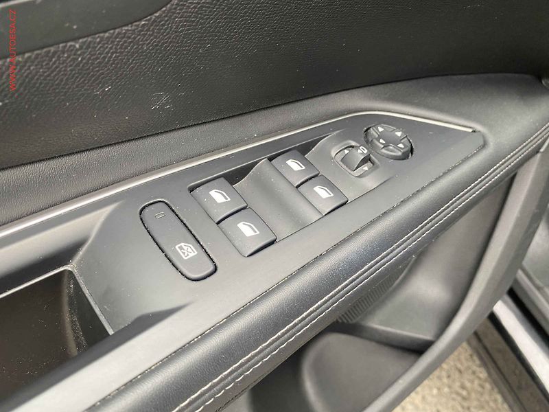 Peugeot 5008 (2019) 2.0 HDi, Allure, AT, LED - fotka 13 z 18