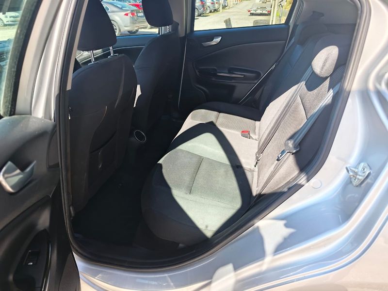 Alfa Romeo Giulietta (2013) 1.6 JTD DIG.KLIMA/1MAJ - fotka 15 z 19