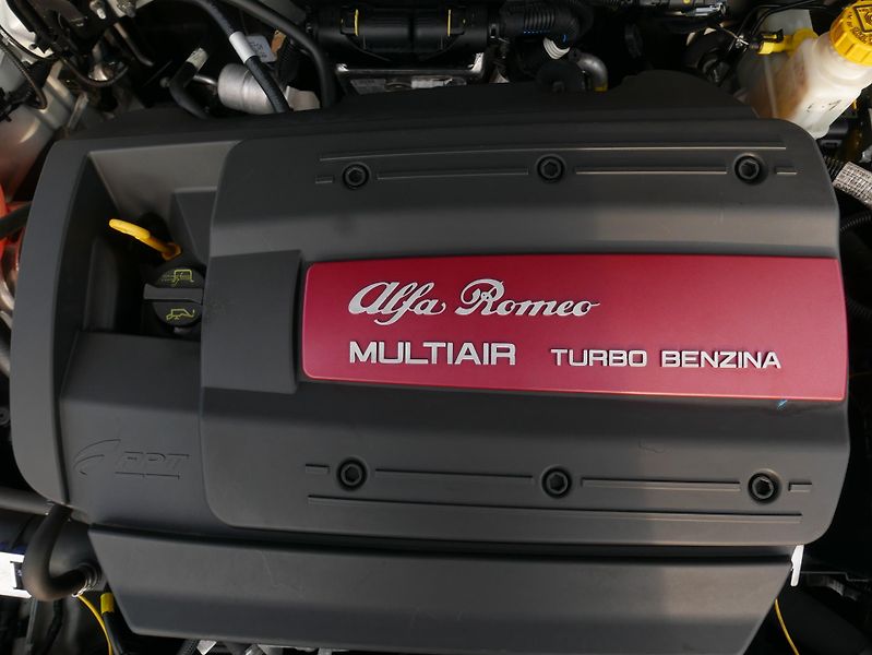 Alfa Romeo Giulietta 1,4 TB 125kW Navi Panorama - fotka 7 z 37