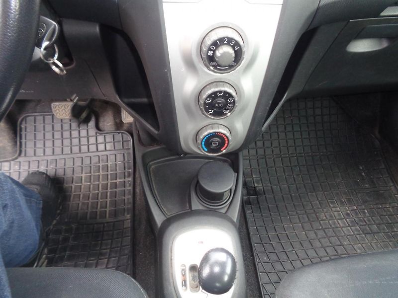Toyota Yaris 1,3 Automat - fotka 8 z 12