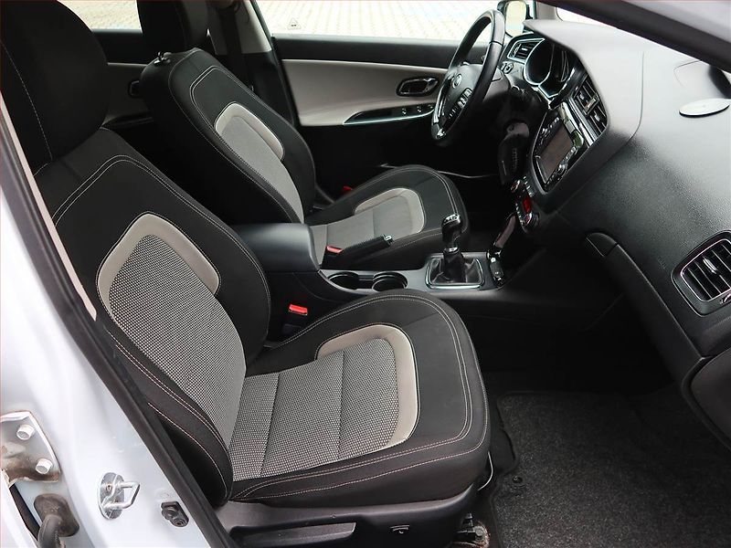 Kia Ceed (2016) Gold 1.6 GDI, Serv.kniha, Navi - fotka 9 z 17