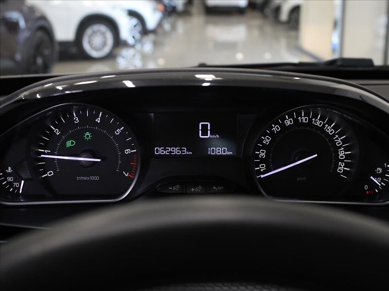 Peugeot 2008 1,2 PT 81kW 62tkm. 1.maj.ČR - fotka 18 z 18