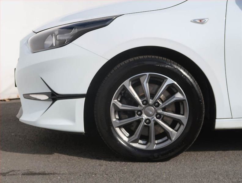 Kia Ceed (2023) 1.5 T-GDI, ČR,1.maj - fotka 14 z 20