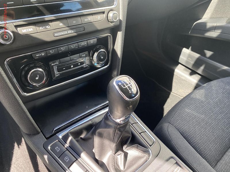 Škoda Superb (2014) 1.4 TSi, Active - fotka 16 z 18