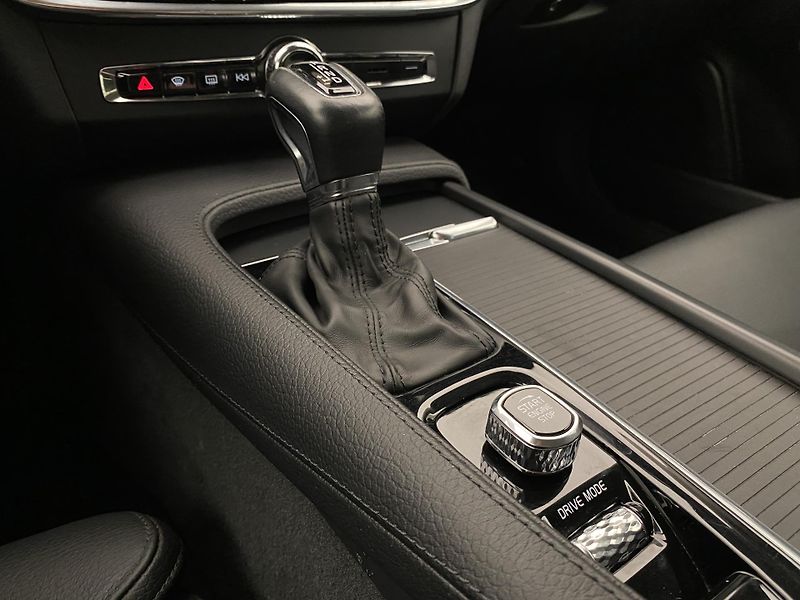 Volvo S90 D4 MOMENTUM AUT - fotka 21 z 43