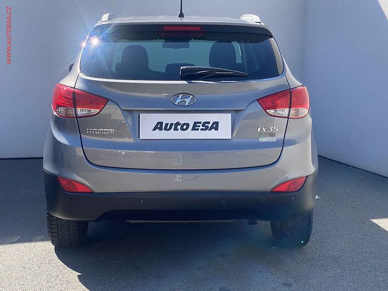 Hyundai ix35 (2013) 1.6 GDi 2WD, AC, park.čidla - fotka 5 z 16