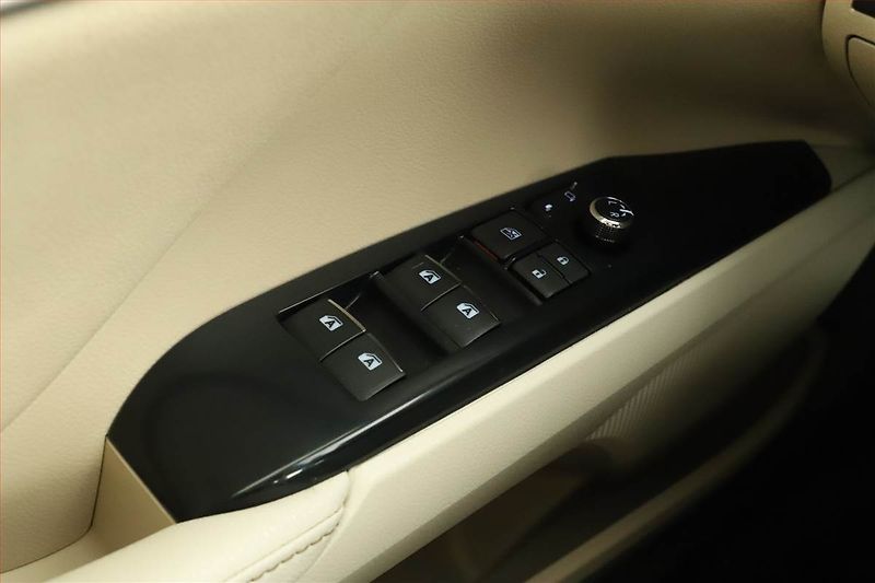 Toyota Camry (2020) 2.5 Hybrid - fotka 10 z 17