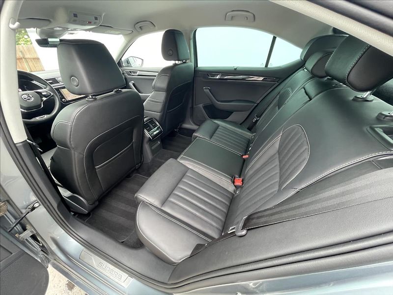 Škoda Superb 2,0 TDI DSG L&K TAŽNÉ+ACC+LED - fotka 18 z 25