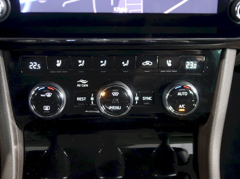 Škoda Superb (2020) LAURIN&KLEMENT 2.0TDI 140KW DS - fotka 37 z 48
