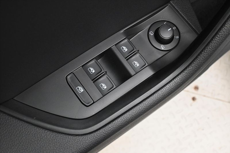 Škoda Superb 2,0 TDI 110 kW DSG TAŽNÉ NAVI - fotka 25 z 31